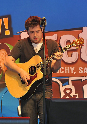  Lee DeWyze Performing @ the M&M 椒盐卷饼 Launch
