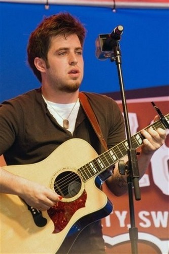  Lee DeWyze Performing @ the M&M 椒盐卷饼 Launch