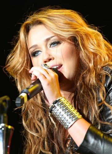  Miley Cyrus