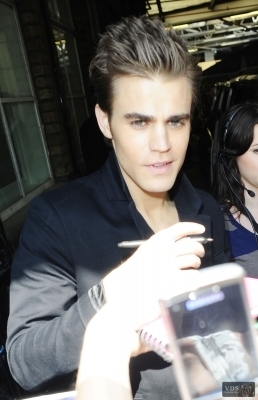  Paul out in Londra