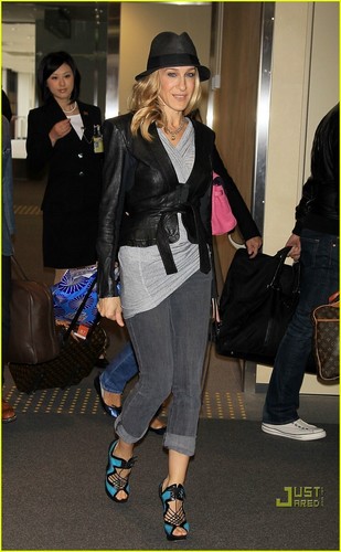  Sarah Jessica Parker Jets Off to Giappone