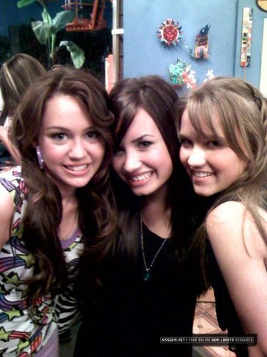  miley and demi and emily