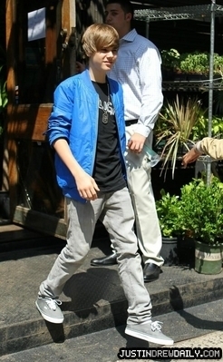  Candids > 2010 > At Florist in New York (3rd June, 2010)