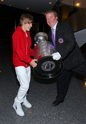  Candids > 2010 > June 4th - Justin Bieber Meets The Stanley Cup