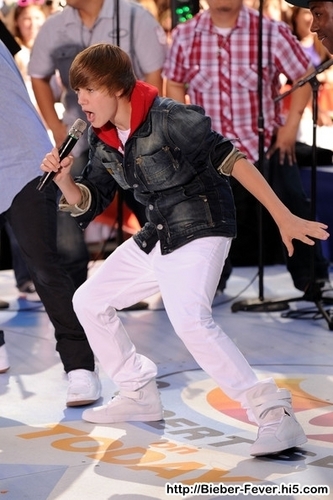 Justin Bieber Live at Today Show Performs