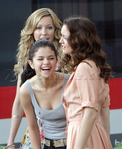  Katie, Selena, Leighton on set