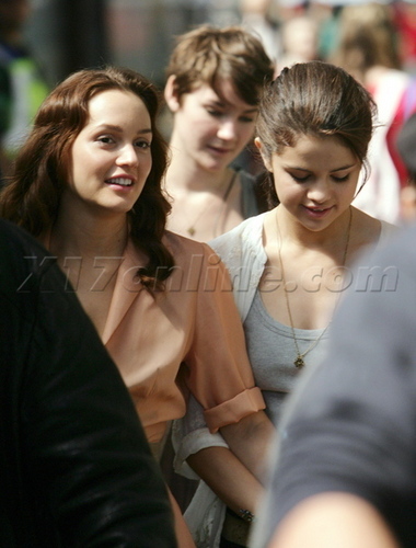  Katie, Selena, Leighton on set