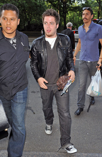  Lee DeWyze Arrive @ his Hotel in New York