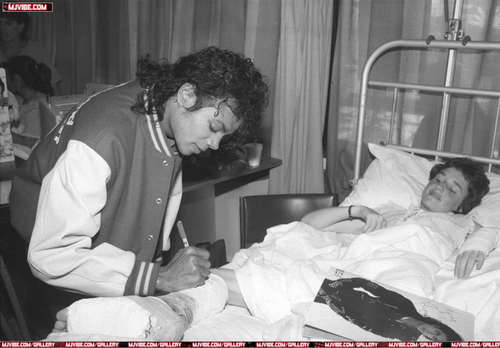  Mike with sick kids~ Rare!!!