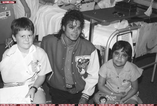  Mike with sick kids~ Rare!!!