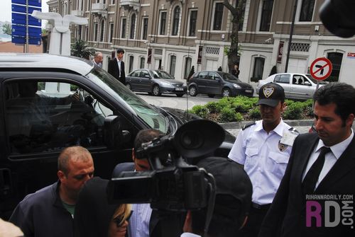  蕾哈娜 arrives at her hotel in Istanbul, Turkey - June 3, 2010
