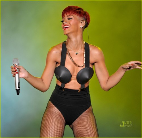  Rihanna's Red Hair -- HOT au NOT?