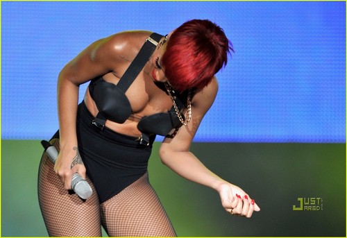  Rihanna's Red Hair -- HOT au NOT?