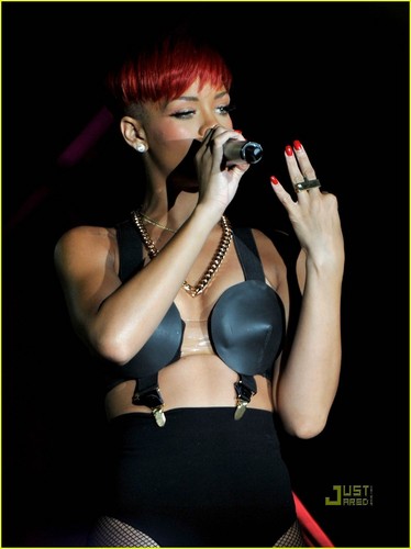  Rihanna's Red Hair -- HOT atau NOT?
