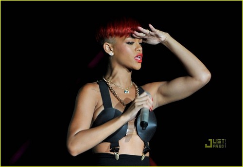  Rihanna's Red Hair -- HOT অথবা NOT?