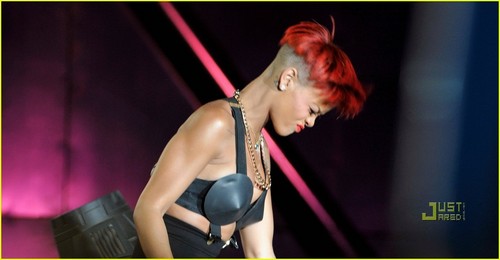  Rihanna's Red Hair -- HOT o NOT?