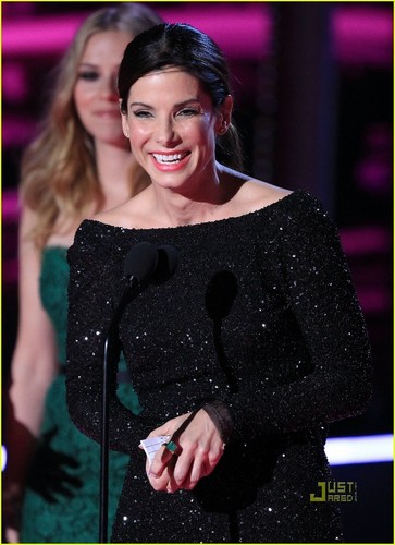Sandra Bullock Kisses Scarlett Johansson During MTV Movie Awards