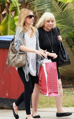  Sarah with her mom in Santa Monica (June 4,201)0