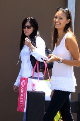  Shannen shopping with friend in Malibu