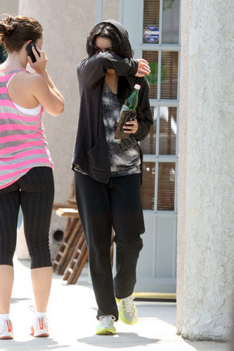 Vanessa leaving a gym (4/6/2010)