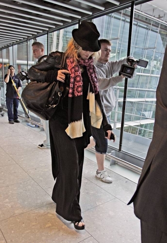  मैडोना arrving at Heathrow airport, लंडन