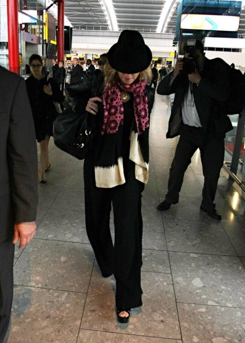  マドンナ arrving at Heathrow airport, ロンドン