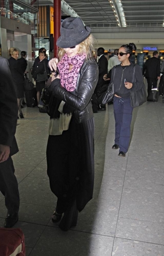  मैडोना arrving at Heathrow airport, लंडन