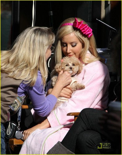  Ashley Tisdale is Pretty in Lots of rosado, rosa