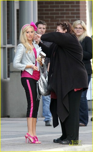  Ashley Tisdale is Pretty in Lots of розовый