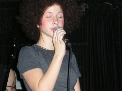 Hayley in an Afro wig (Simple Plan Tour: 31/10/05)