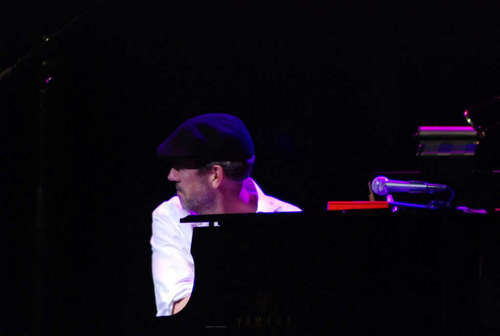  Hugh Laurie and Band from TV @ Niagara Falls 3-6-10