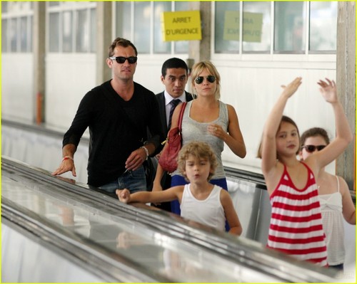  Jude Law & Sienna Miller: Family Ties