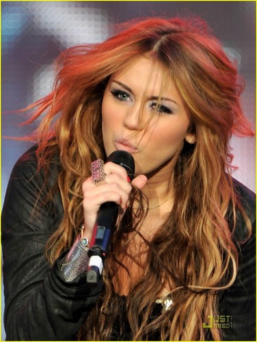  Miley Cyrus Makes Музыка in Madrid