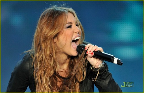  Miley Cyrus Makes Музыка in Madrid