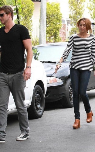  Miley Cyrus and Liam Hemsworth: Toluca Lake amoureux