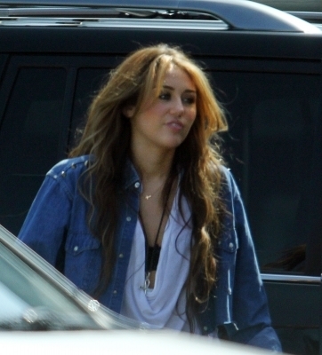  Miley Cyrus out at Robeks nước ép, nước trái cây with Tish (6.10.10)