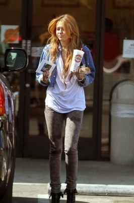  Miley Cyrus out at Robeks jus with Tish (6.10.10)