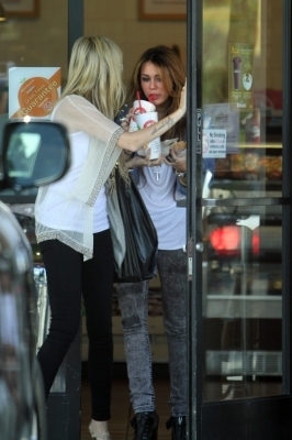  Miley Cyrus out at Robeks رس, جوس with Tish (6.10.10)