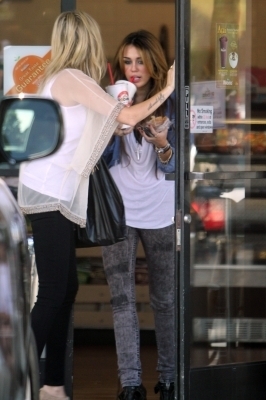 Miley Cyrus out at Robeks sap with Tish (6.10.10)