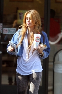 Miley Cyrus out at Robeks Juice with Tish (6.10.10)
