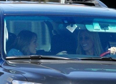  Miley Cyrus out at Robeks saft with Tish (6.10.10)