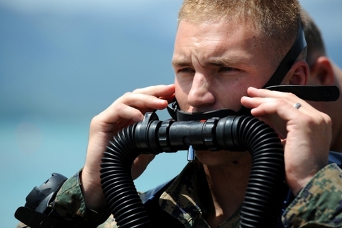  Recon Marine Adjusts Breathing Apparatus