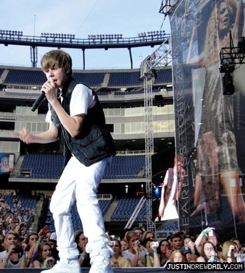  Tours > Taylor Swift: Fearless Tour (2010) > Gillette Stadium in Foxboro, Massachusetts (June 5th)