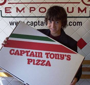  Vincent Martella promoting Captain Tony's پیزا