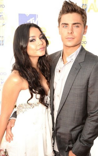  Zac Efron and Vanessa Hudgens at the 2010 엠티비 Movie Awards (June 6)