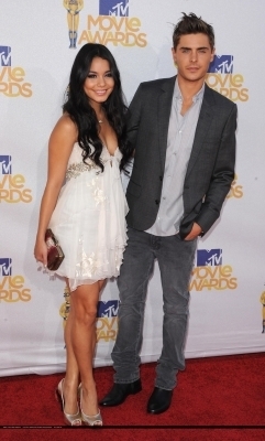  Zac & Vanessa @ 2010 MTV Movie Awards