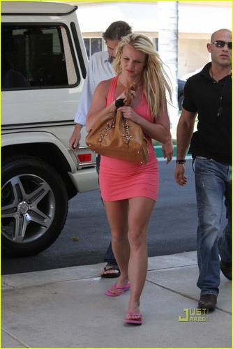  Britney Spears & Jason Trawick: Holding Hands!