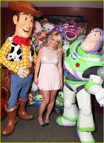  Britney Spears @ the Toy Story 3 Premiere ;)