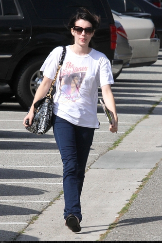  Emma leaving salon after dying hair