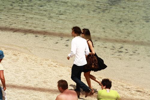  Ian/Nina walking on the bờ biển, bãi biển